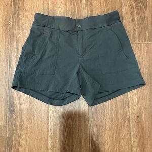 Athleta Women’s Shorts Green Pockets Button Closure Regular Fit Size 2